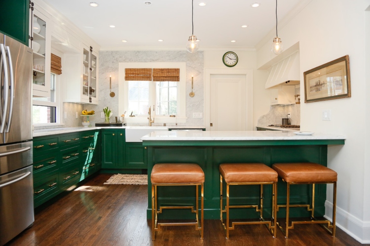 Kuhinja sa smaragdno zelenim ormarićima i belim zidovima